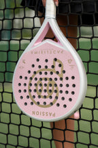 Pala de pádel de mujer PASSION 3K de PADELISIMA con corazón rosa