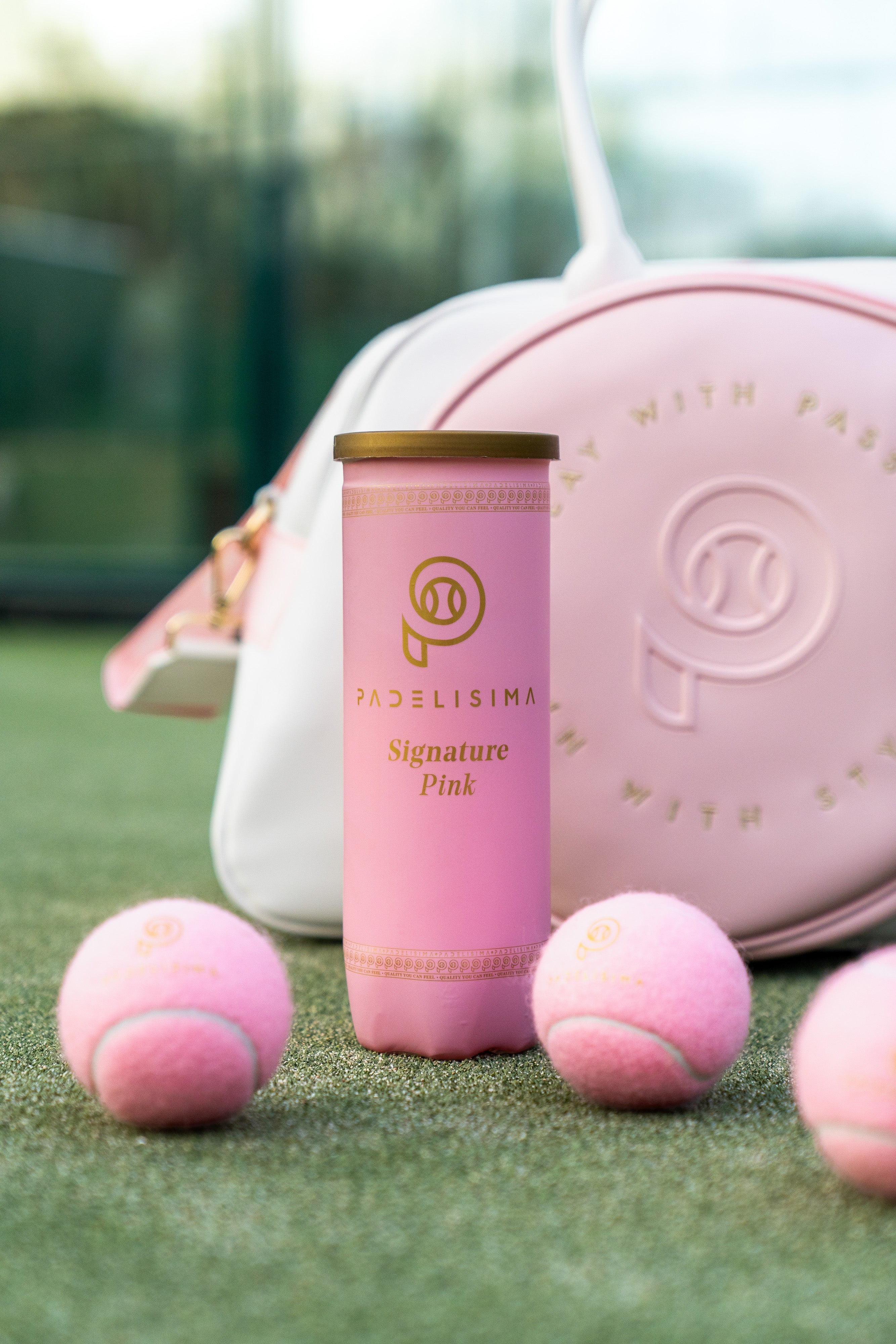 Pelotas de pádel rosa Signature Pink de PADELISIMA con logo dorado