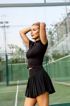 Top de pádel de mujer negro con logo dorado en el pecho PADELISIMA